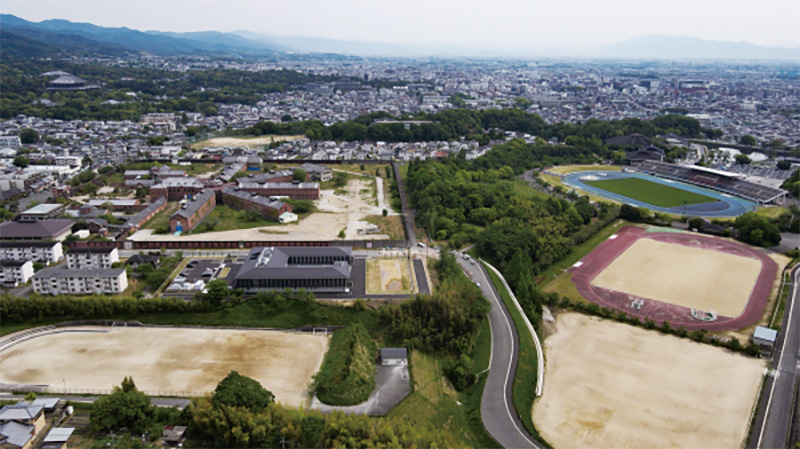 鴻ノ池運動公園と重要文化財「旧奈良監獄」が並ぶ鴻ノ池エリア