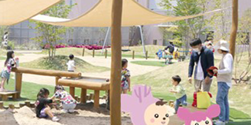 子どもセンターで遊ぶ親子の様子（室外）